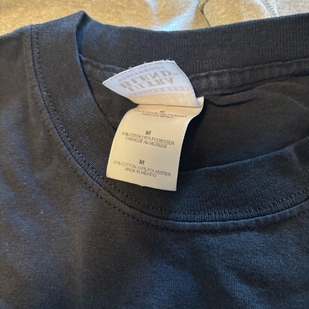 Shirt size medium - Picture 4 of 4